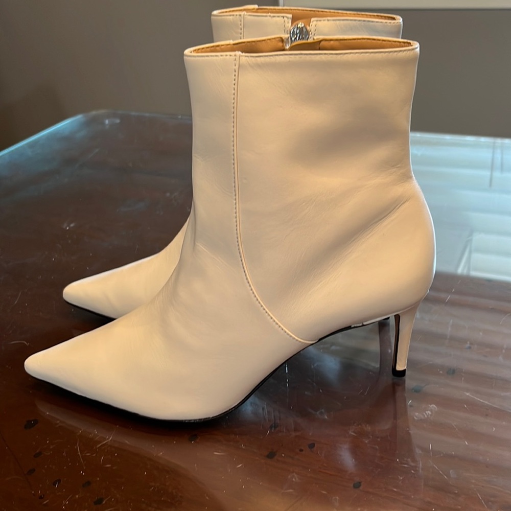 Shutz Better white ankle bootie NWT